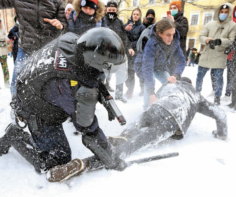 La policía rusa detiene a un manifestante, mientras otros intentan ayudarlo, en San Petersburgo. VALENTIN EGORSHIN. AP