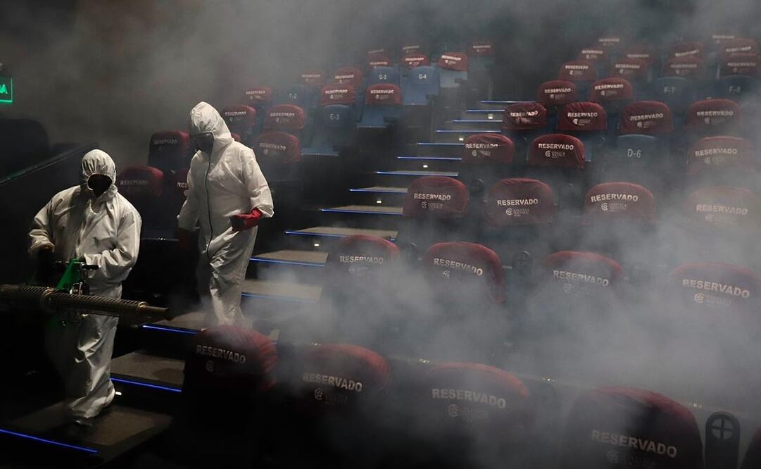 Sanitizan la Cineteca Nacional, horas antes de que reabriera sus puertas. Fotos: Berenice Fregoso
