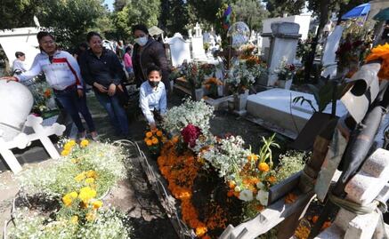 Con globos, música, ofrendas y flores, familias regresan a los panteones de Toluca