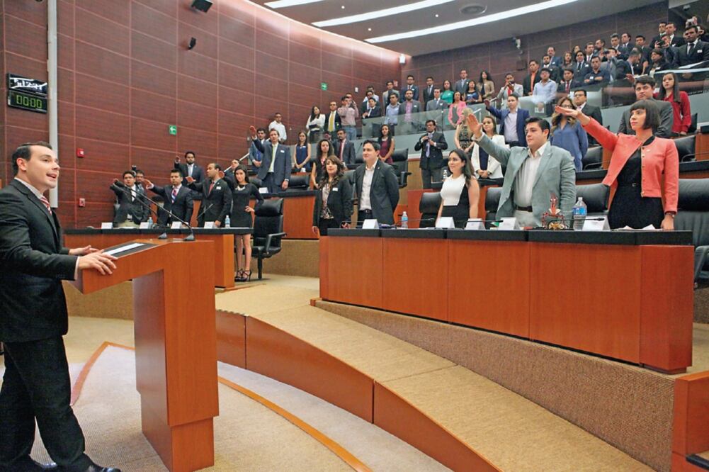 Los dirigentes de la asociación de jóvenes Diálogos tomaron protesta durante su asamblea anual, celebrada en el Senado (LUCÍA GODÍNEZ. EL UNIVERSAL)