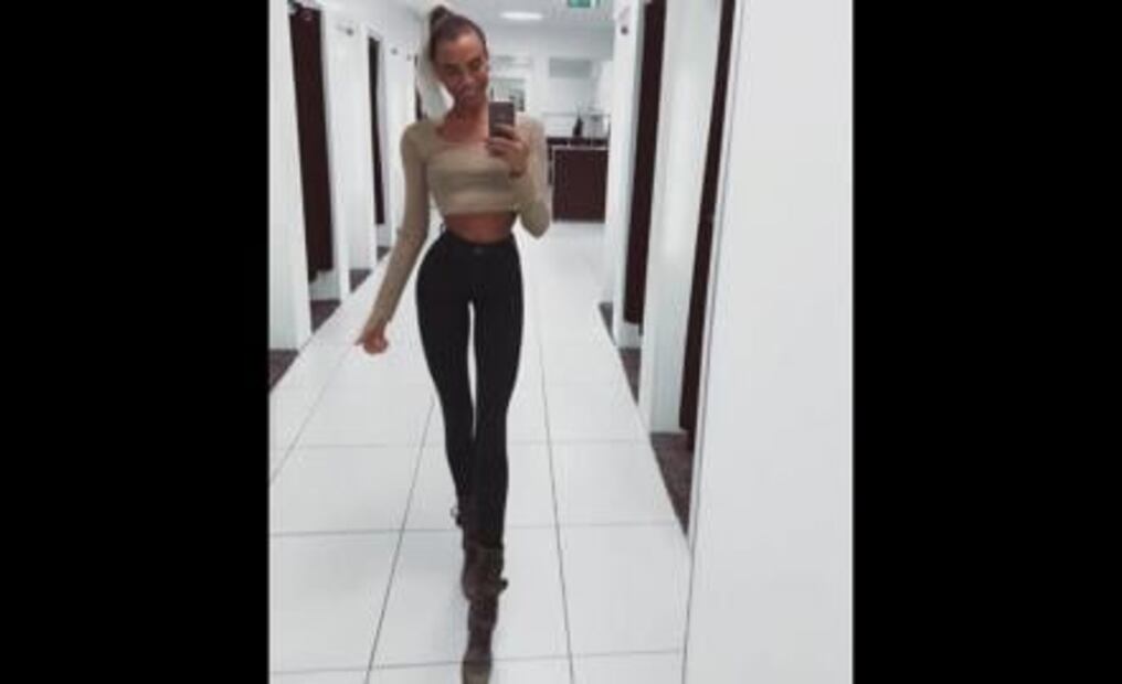 Modelo sueca causa sensación en redes por lo largo de sus piernas