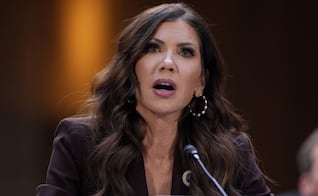 Sale Kristi Noem del Departamento de Seguridad Nacional de EU; polémicas que marcaron su gestión