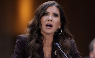 Sale Kristi Noem del Departamento de Seguridad Nacional de EU; polémicas que marcaron su gestión