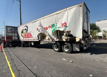 Mueren dos trabajadores al caerles caja de tráiler impactado por tren en Monterrey; unidad intentaba ganarle paso al ferrocarril