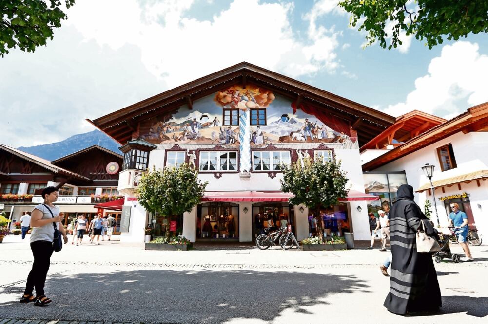 Una mujer con burka pasea en Garmisch-Partenkirchen, en Alemania. Entre las medidas de seguridad propuestas por el gobierno está restringir el uso del velo integral (MICHAELA REHLE. REUTERS)