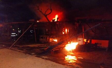 Incendio consume locales en central de abasto de Acapulco