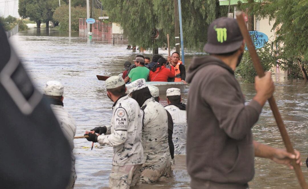 Pobladores de San Juan del Río fueron desalojados de sus viviendas en lanchas, por el nivel de la inundación. Foto: Especial