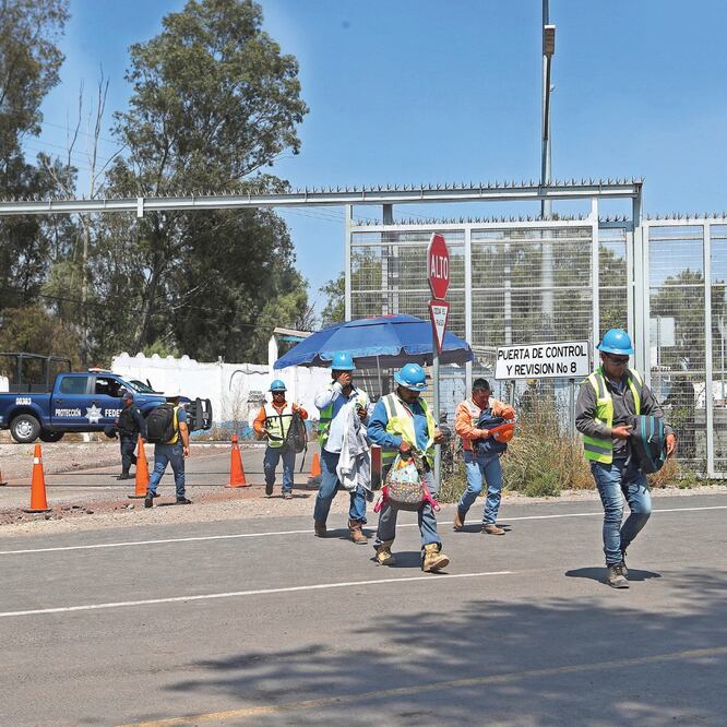 Trabajadores en la obra del Aeropuerto de Texcoco concluyen su jornada laboral sin saber si al siguiente día tendrán empleo. VALENTE ROSAS. EL UNIVERSAL