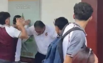 Alumnos golpean a director de Cetis 78 en Altamira, Tamaulipas, acusado de acoso sexual