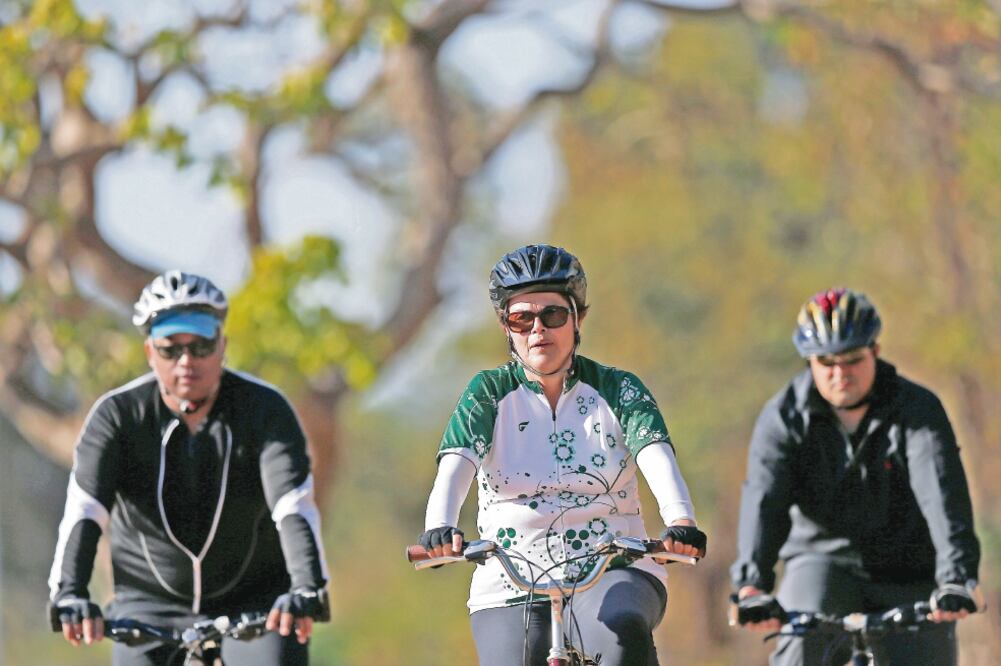 Dilma Rousseff, presidenta suspendida de Brasil (cen.), ayer un día antes de testificar ante la Cámara Alta (UESLEI MARCELINO. REUTERS)