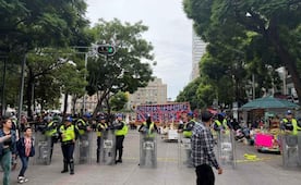 Comerciantes ambulantes vuelven a bloquear Avenida Juárez; elementos de la policía y de Secgob mantienen cerco