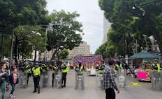 Comerciantes ambulantes vuelven a bloquear Avenida Juárez; elementos de la policía y de Secgob mantienen cerco