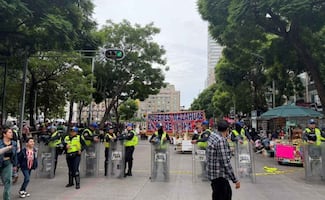 Comerciantes ambulantes vuelven a bloquear Avenida Juárez; elementos de la policía y de Secgob mantienen cerco