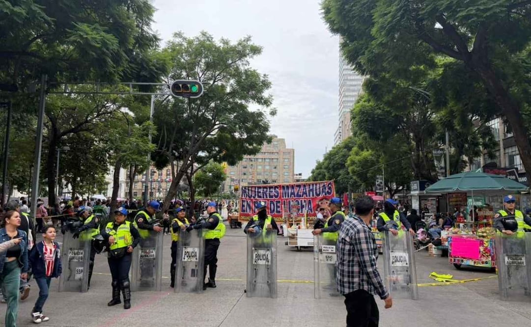 Elementos de la Secretaría de Seguridad Ciudadana (SSC) y de la Secretaría de Gobierno (Secgob), mantienen un cerco con los vendedores. | Foto: Leonardo Lugo.