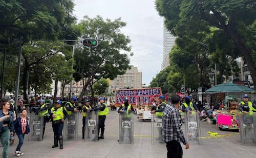 Comerciantes ambulantes vuelven a bloquear Avenida Juárez; elementos de la policía y de Secgob mantienen cerco