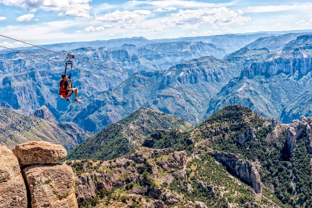 Tirolesa y vértigo en el Parque de Aventura Barrancas del Cobre. (Foto: Istock)