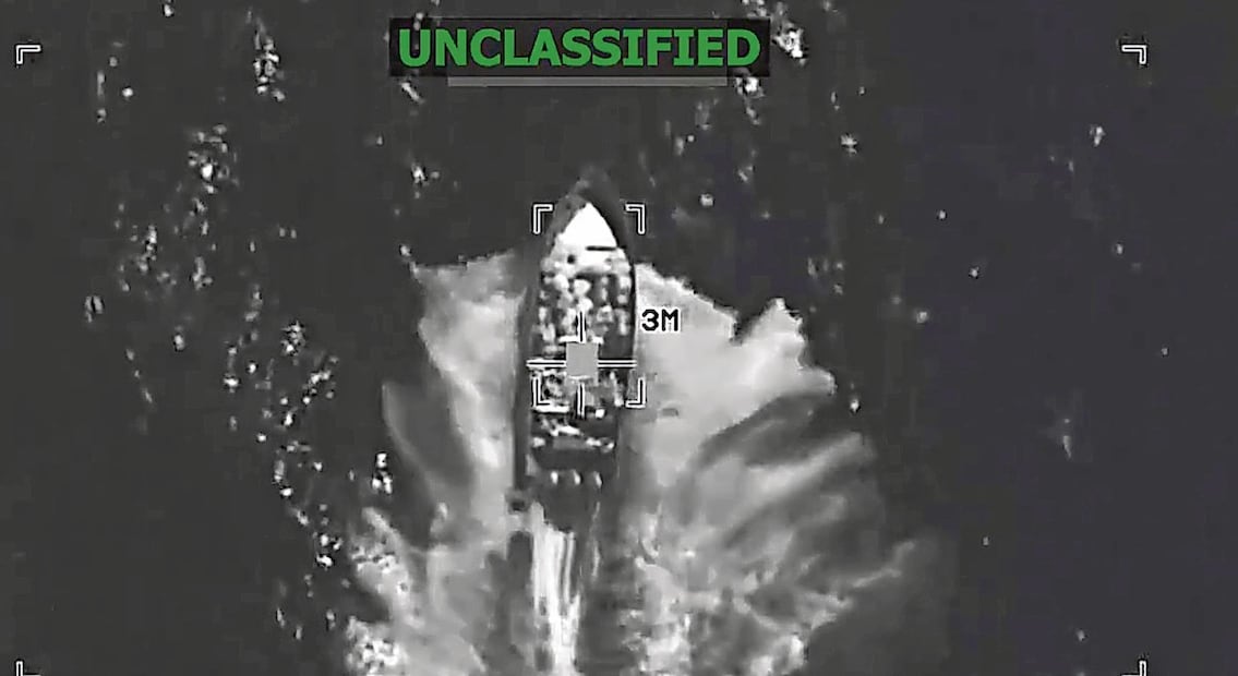 Las fuerzas armadas de EU publicaron un video de otro ataque contra una supuesta narcolancha el jueves. Foto: Especial