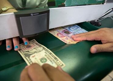 Cierra dólar en $19.90; baja 5 centavos