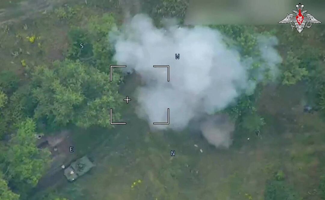 Fotografía muestra un ataque con drones rusos contra vehículos blindados ucranianos en las afueras de la ciudad de Sudzha, región de Kursk. Foto: AFP