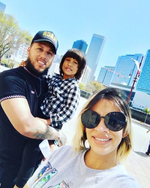 Tras larga travesía, familia migrante celebra su primera Navidad en EU