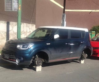 Vecinos de Naucalpan denuncian constante desvalijamiento de autos