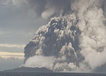 ¿Cómo es un volcán submarino y por qué la erupción en Tonga fue tan violenta?