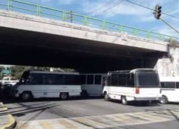Conductores de transporte público protestan por chofer baleado en violento asalto en Tlalnepantla