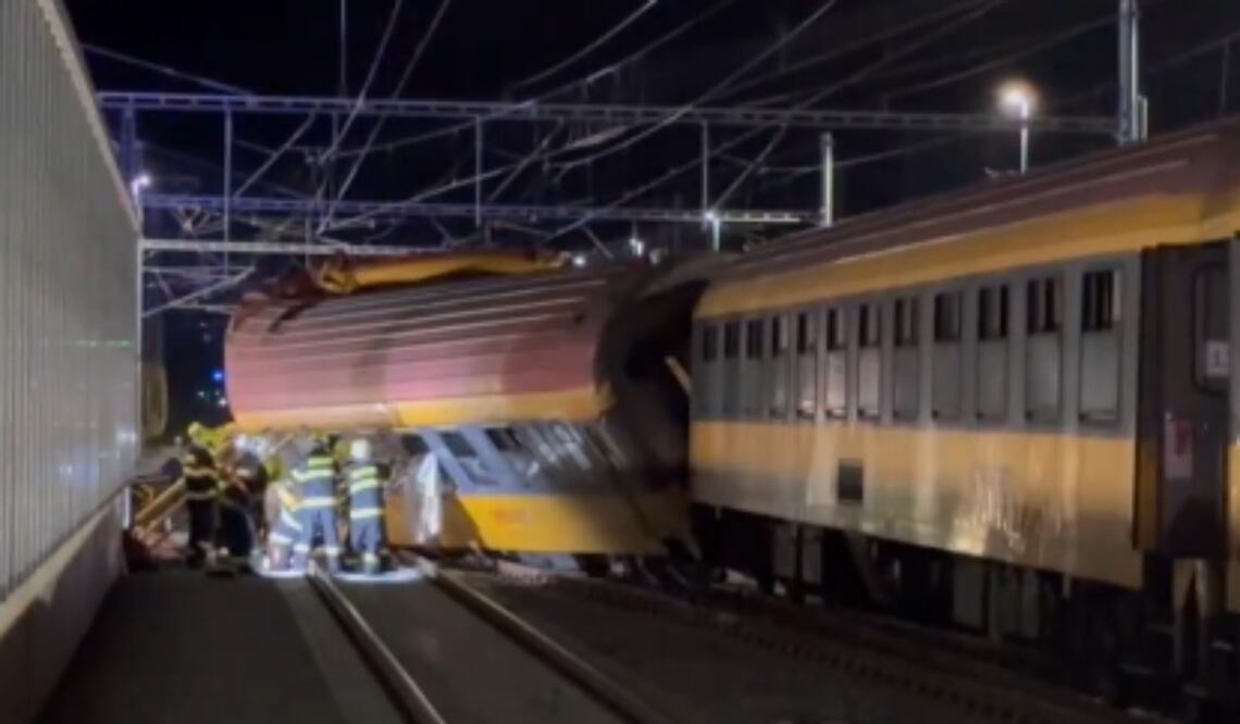 El accidente dejó cuatro muertos y heridos, en Pardubice; de acuerdo con las autoridades al menos un vagón del tren RegioJet descarriló y volcó parcialmente. Foto: x @UHN_Plus