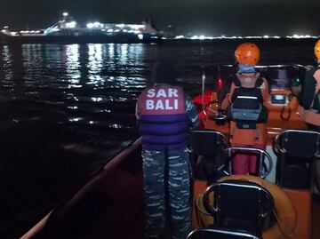 Suman 6 muertos y 29 desaparecidos tras naufragio de ferri en Bali; al menos 30 personas han sido rescatadas