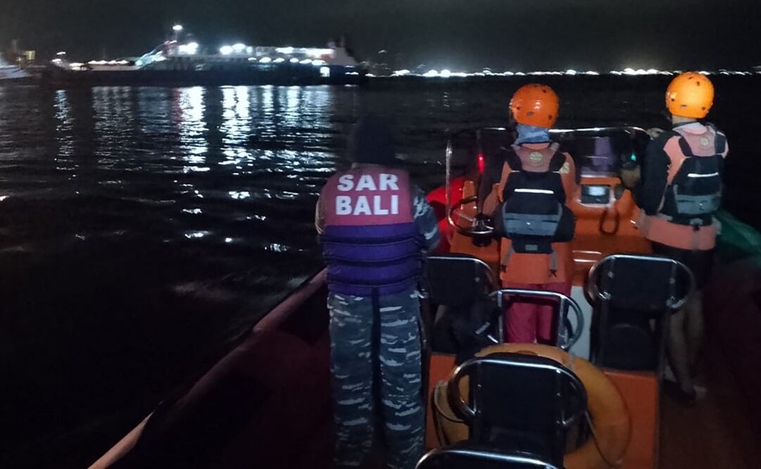 Fotografía cedida por la Agencia Nacional para Búsqueda y Rescate (Basarnas), de integrantes de los equipos de emergencia durante la búsqueda de al menos 61 personas desaparecidas tras el naufragio de un ferry este jueves, en el Estrecho de Bali (Indonesia). (02/07/25) Foto: EFE