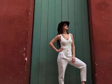 Camila Sodi posa desnuda en una bañera