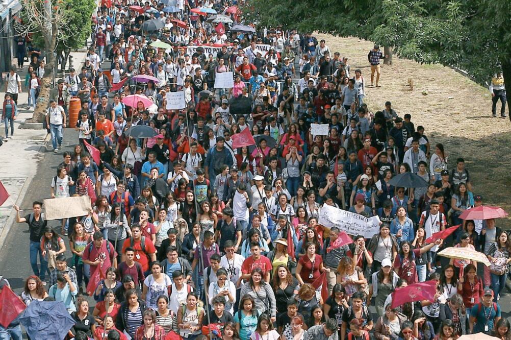 Estudiantes de vocacionales y de escuelas superiores del IPN marcharon de las instalaciones del Casco de Santo Tomás a la dirección general de la institución, en Zacatenco, donde exigieron reunirse con los directivos (SAÚL LÓPEZ. CUARTOSCURO)