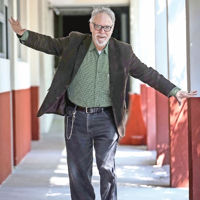 El poeta, tras la entrevista, en las instalaciones de la Universidad Autónoma de la Ciudad de México, plantel Del Valle.