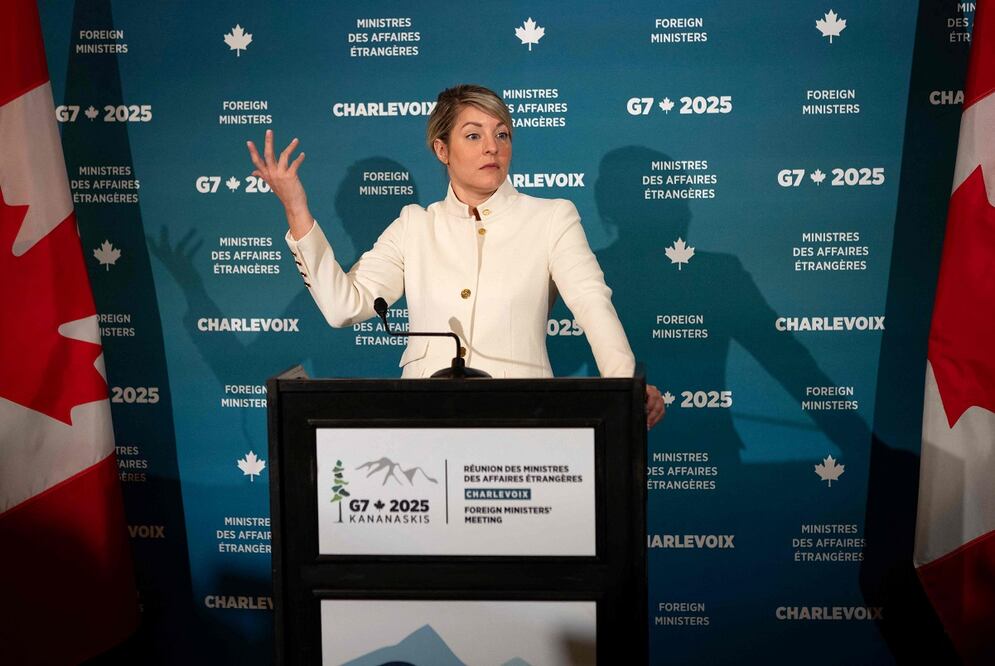 La ministra canadiense de Asuntos Exteriores, Mélanie Joly, habla durante la reunión de ministros de Asuntos Exteriores del G7 en La Malbaie, Quebec, el 14 de marzo de 2025. Foto: AFP