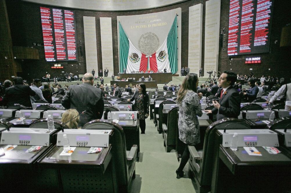 A pesar de que los legisladores trabajaron más de 180 horas se dejan en la “co n gel ado ra” al menos 550 iniciativas (ARCHIVO EL UNIVERSAL)