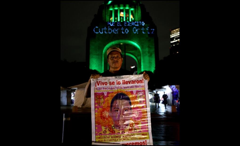 Don Clemente, papá de Cristhian, uno de los 43 Normalistas desaparecidos de Ayotzinapa dio una conferencia en el Monumento a la Revolución.Foto: Valente Rosas/EL UNIVERSAL