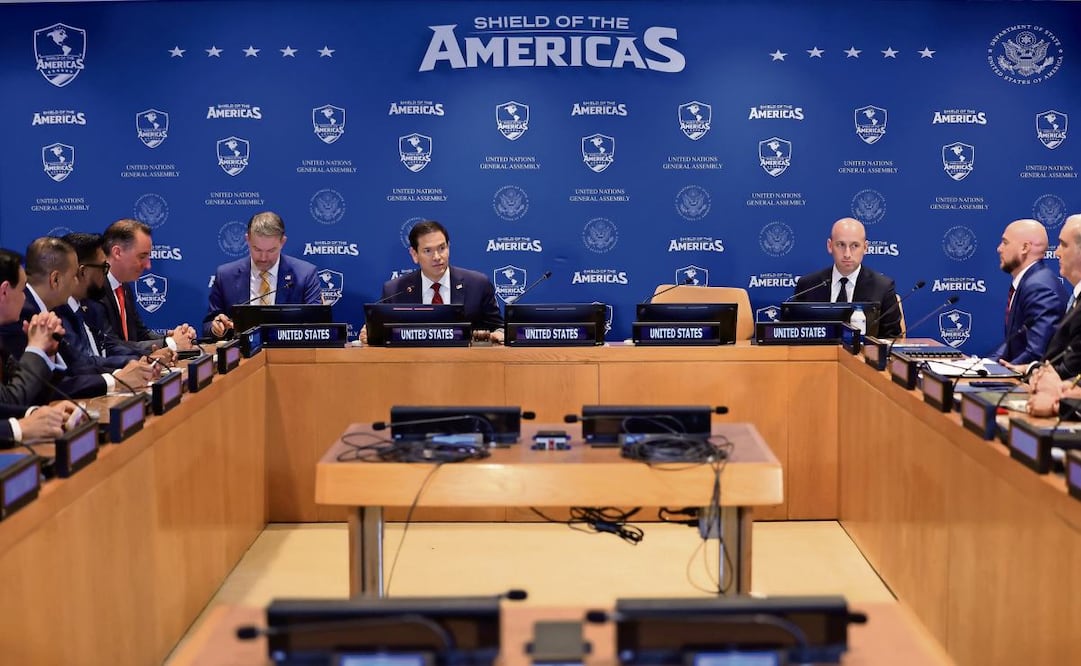 El secretario de Estado, Marco Rubio; el representante comercial, Jamieson Greer (izq.), y el asesor Stephen Miller (der.), ayer en reunión del Escudo de las Américas. Foto: CHARLY TRIBALLEAU/AFP