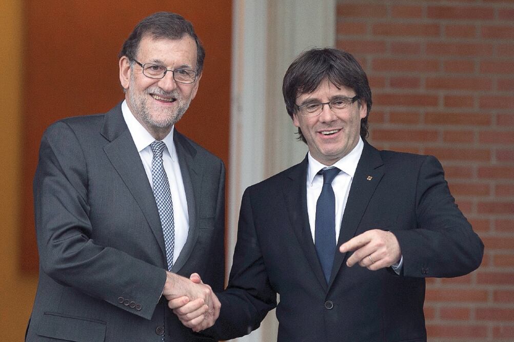 El jefe del Ejecutivo español, Mariano Rajoy, y el presidente de la Generalitat, Carles Puigdemont, en 2016. (ARCHIVO AP)