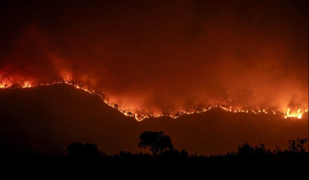 Imagen del incendio forestal que permanece activo la noche del martes en Oímbra (Ourense), el 12 de agosto de 2025. Foto: EFE