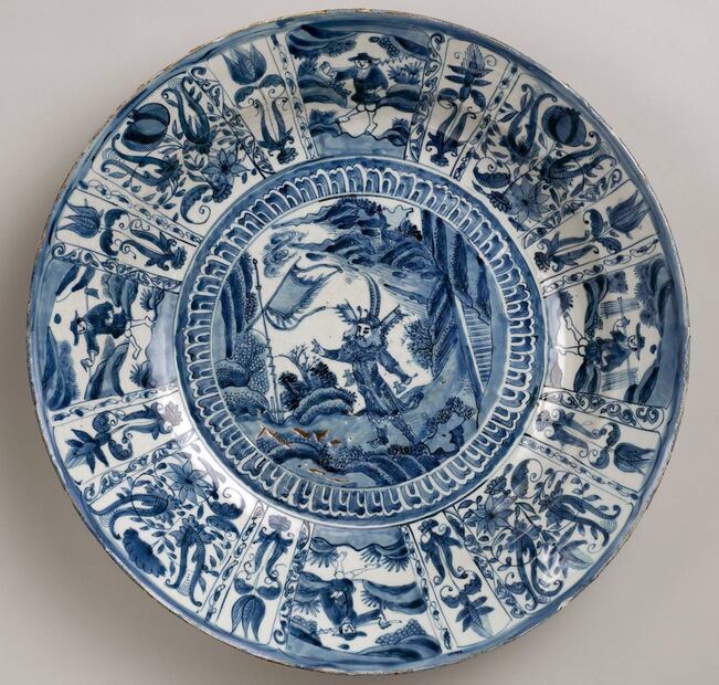 La porcelana estilo “kraak” era de baja calidad para estándares chinos, pero se abrió camino en las exportaciones a Europa por ser vistosa, gracias al azul cobalto. Wikimedia Commons.