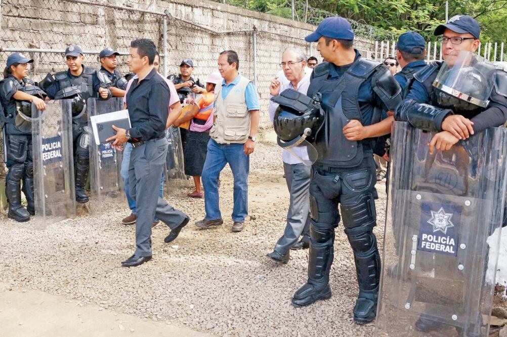 Notarios, funcionarios de la SEP y Moisés Robles, director del IEEPO, recorrieron ayer las instalaciones del organismo (EDWIN HERNÁNDEZ. EL UNIVERSAL)