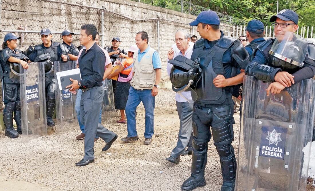 Notarios, funcionarios de la SEP y Moisés Robles, director del IEEPO, recorrieron ayer las instalaciones del organismo (EDWIN HERNÁNDEZ. EL UNIVERSAL)
