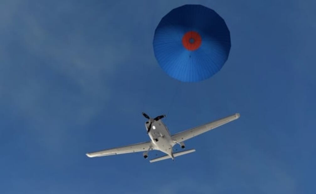 Por qué los aviones comerciales no llevan paracaídas para los pasajeros