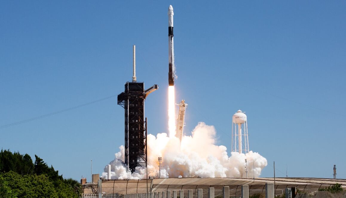 El cohete Falcon 9 de SpaceX que transporta la nave espacial Crew Dragon de la compañía mientras despega en la Misión Axiom 1 (Ax-1). Foto: NASA/Joel Kowsky, archivo 
