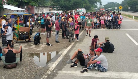 Caravana migrante no se detiene; continúa su caminata hacia Tonalá, Chiapas