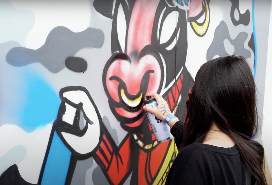 Escena navideña dentro de Sneakers & Trucks 2025 con sneakers, arte y moda urbana.
Foto: Cortesía