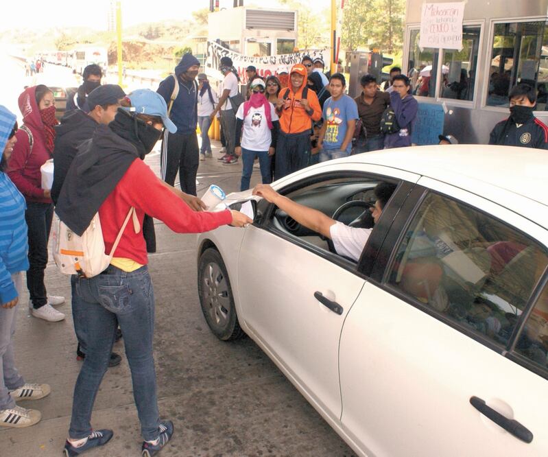 La legislación va en contra, dijeron diputados, del cobro irregular que piden manifestantes en casetas. ARCHIVO EL UNIVERSAL