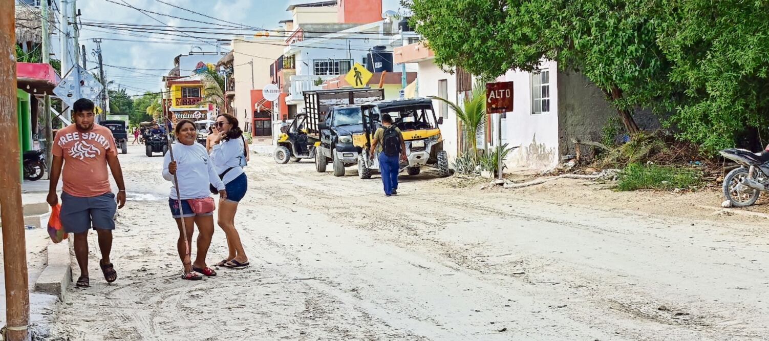 Una vez al mes pobladores voluntarios, estudiantes y maestros participan en las cuadrillas de limpieza para recoger basura en la isla de Holbox. Foto: de Adriana Varillas