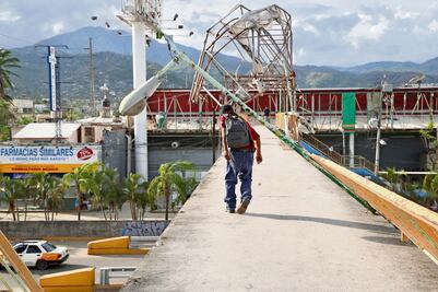 Se juegan la vida al cruzar un puente dañado