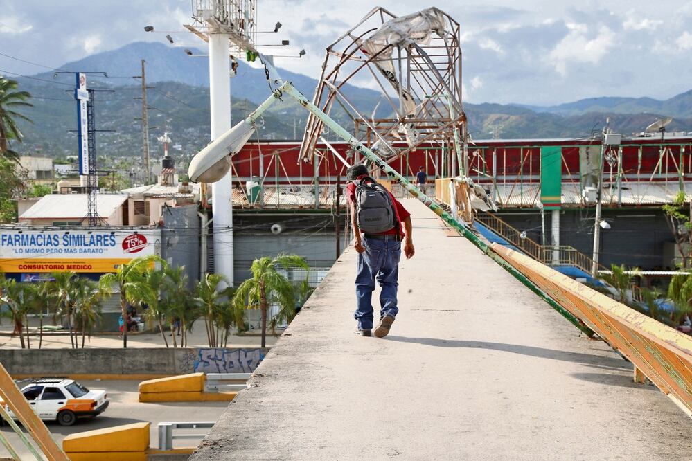 Usuarios del puente ubicado en Bulevar Vicente Guerrero denuncian que nadie ha reparado la estructura. Foto: : VALENTE ROSAS. EL UNIVERSAL